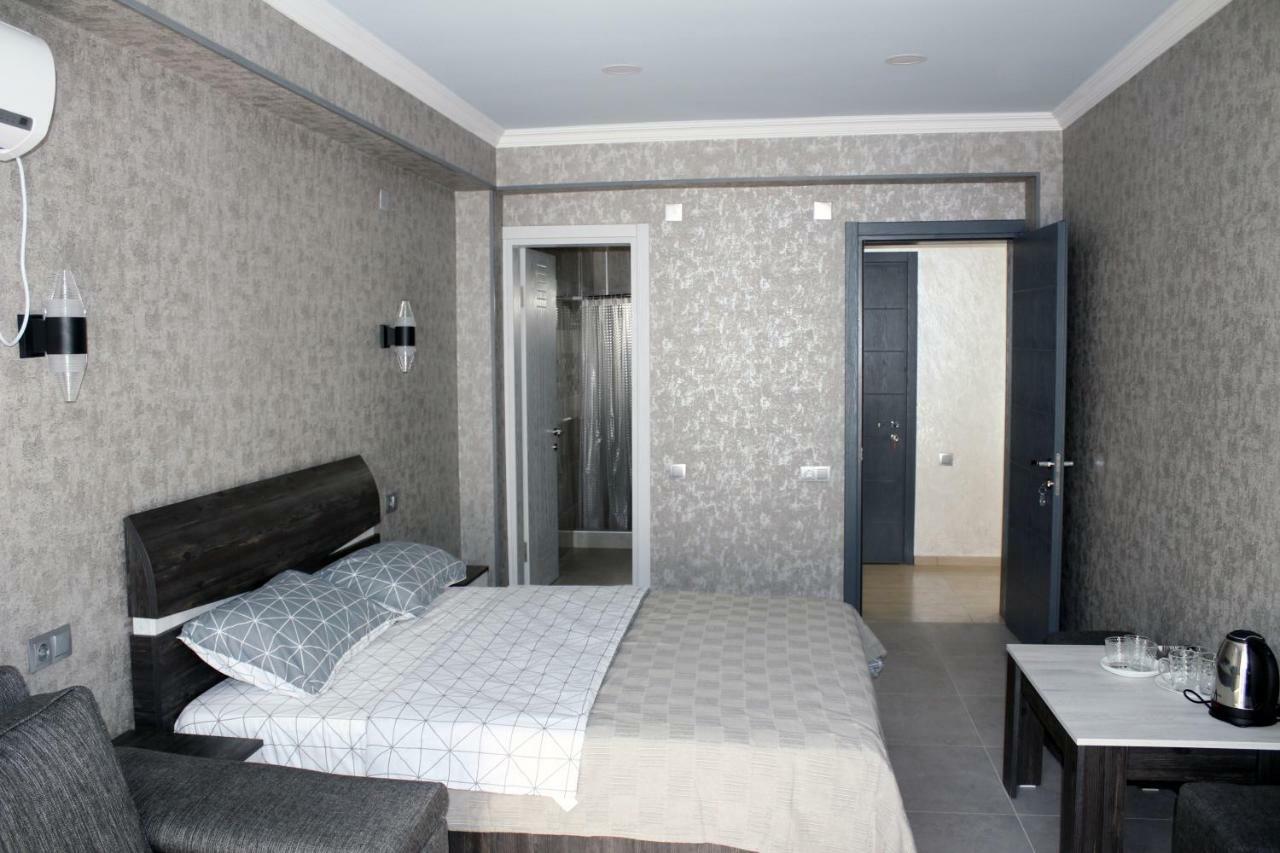 Golden Lion Hotel Koboeleti Buitenkant foto
